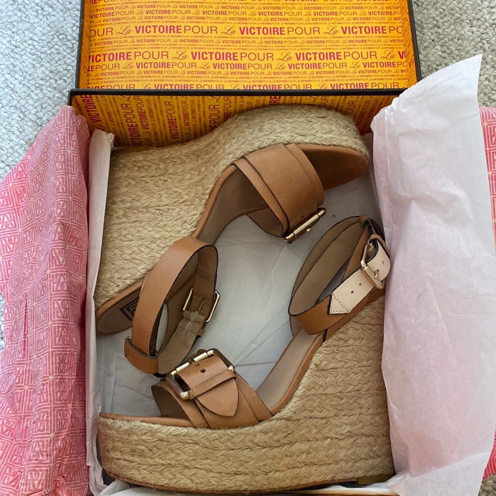 Pour La Victoire Jacqueline luggage nude platform sandals with ankle strap 9M